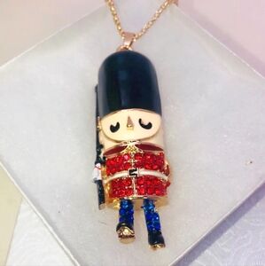 "LONDON'S CALLING!" TINKER TOY PALACE SOLDIER NECKLACE BRAND NEW!